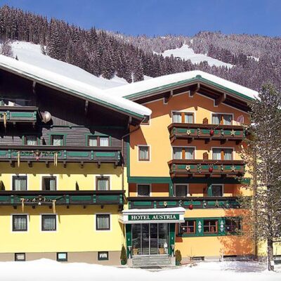 Op de weg van Saalbach naar Hinterglemm ligt het gezellige Hotel Austria. Dit populaire familie hotel staat bekend om zijn gemütlichkeit. De skibus die direct naast het hotel stopt