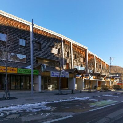 Résidence Les Bleuets ligt in het centrum van Les Deux Alpes. De skipiste en -lift vind je al op ongeveer 150 meter. Vanuit deze résidence sta je dus binnen no-time op de de latten