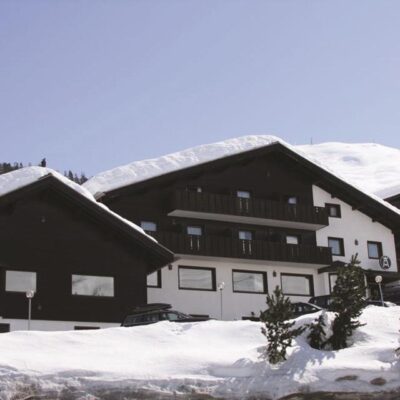 Het Alexander Charme Hotel ligt op een panoramische locatie en beschikt over kamers met uitzicht op de bergen of de vallei van Livigno. Het centrum van Livigno ligt op 800 meter en de dichtstbijzijnde lift vind je al op 350 meter. Voor je gemak rijdt er ook een gratis skibus