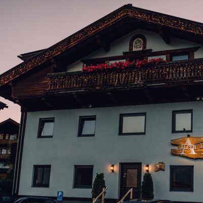 Alpen Lodge Berwang is een karakteristiek hotel met sfeervolle kamers. Dit leuke verblijf ligt midden in het centrum van Berwang en op 350 meter afstand vind je de skilift. Naast sfeervolle kamers die ieder voorzien zijn van een eigen badkamer beschikt Alpen Lodge Berwang over een gezellig restaurant en een bar. Hier kun je na een lange dag op de piste genieten van een welverdiend drankje.