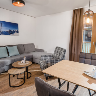 nieuw complex met een geweldige ligging en een panoramisch uitzicht. Dit sfeervolle complex biedt je naast luxe appartementen en een fantastisch uitzicht ook een gezellige bistro waar je kunt ontbijten. Alle appartementen  zijn ruim & verzorgd  ingericht . Daarnaast beschikken alle appartementen over een mooie kitchenette en een balkon of terras met uitzicht op de prachtige omgeving. </p><p>Op slechts 50 meter afstand van AlpenParks Hotel & Apartment vind je de piste. De Karbachalm skilift ligt op 1