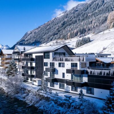 Alpin-Apart is een gloednieuw 4-sterren appartementencomplex in Ischgl. Deze appartementen hebben en perfecte ligging: slechts 500 meter van de kabelbaan Fimbabahn. Het complex beschikt over luxe en ruime studio's met een balkon of terras