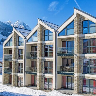 Bergparadies is een modern complex en bied je luxe appartementen op slechts 50 meter van de kabelbaan Dorfgastein-Großarl en op 100 meter van het gezellige centrum van Dorfgastein. De appartementen zijn ruim en zijn voorzien van een luxe keuken met vaatwasser en daarnaast beschikken ze allemaal over een balkon of terras met uitzicht op de bergen. Op verzoek worden er iedere morgen versgebakken broodjes bij je appartement bezorgd. Een supermarkt