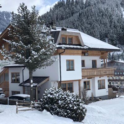 Direct aan de piste en op loopafstand van het centrum van Gerlos ligt Landhaus Gertraud. De appartementen van dit sfeervolle en kleinschalige complex zijn modern ingericht