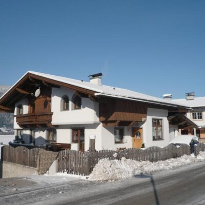 Speciaal voor rustzoekers bieden wij Appartementen Mauracher aan. Deze appartementen liggen buiten het centrum van het dorpje Stumm met de skibushalte voor de deur. Je kan hier genieten van de natuurschoon en de stilte om je heen tijdens je wintersportvakantie.  Dan kun je hier je hart ophalen; de loipes lopen langs het complex en hebben aansluiting met de loipes bij Mayrhofen en Zell am Ziller.De ruime appartementen zijn eenvoudig ingericht en op je balkon kun je genieten van het prachtige uitzicht in de zon. Wij wensen je alvast een fijne wintersportvakantie toe.