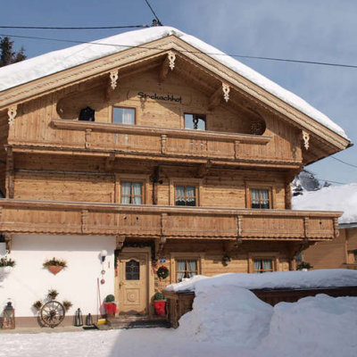 Appartementen Stockachhof is een ideaal complex wanneer je op zoek bent naar een sfeervol & traditioneel ingericht appartement op een rustige locatie in Gerlos. Alle appartementen zijn voorzien van een eigen keuken en 1 of meerdere slaapkamers. Het gezellige centrum van Gerlos ligt op 600 meter afstand en op slechts 150 meter vind je een skibushalte. Deze gratis skibus brengt je 's morgens in enkele minuten naar de Dorfbahn in het centrum.