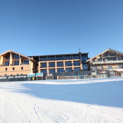 Waan je in een winterwonderland met het Berghotel Schmittenhöhe als jouw persoonlijke toegangspoort. Dit unieke berghotel ligt direct aan de piste en is alleen met de Schmittenhöhebahn te bereiken.  Skiën