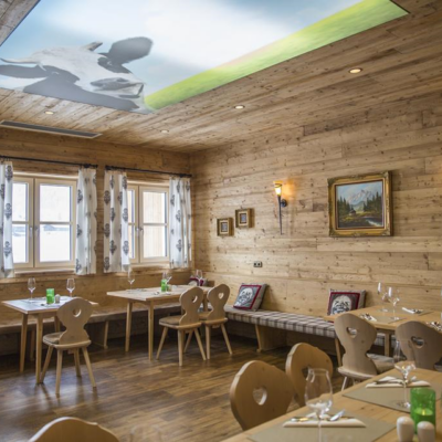 kun je in de sauna lekker opwarmen. In het sfeervolle en moderne restaurant van COOEE Alpin Hotel Dachstein staat er iedere morgen een uitgebreid ontbijtbuffet voor je klaar