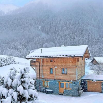 Ben je op zoek naar een comfortabele en sfeervolle plek om te verblijven tijdens jouw skivakantie? Dan is Chalet Ama Dablam de ideale keuze! Dit ruime chalet