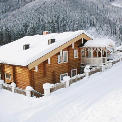 Dit mooie chalet bestaat uit 2 leuke appartementen: een 2-kamerappartement en een 3-kamerappartement. Deze kun je samen of apart boeken. Dit sfeervolle chalet biedt je een panoramisch uitzicht op de omgeving. Daarbij vind je de skilift op slechts 150 meter afstand en kun je tot 100 meter afstand van het chalet afdalen. Een ideale locatie! In beide appartementen vind je een sfeervolle woonkamer