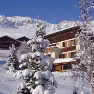 Chalet Bobech is een centraal gelegen chalet in Tignes Le Lac. Dit sfeervolle chalet ligt op loopafstand van de liften en biedt alles wat je nodig hebt voor een onvergetelijke skivakantie. Na een dag skiën kun je opwarmen bij de haard in de woonkamer of bezoek een van de vele restaurants