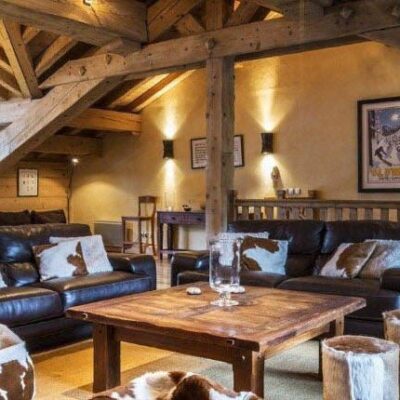 dus maak je klaar om het skigebied van Tignes - Val d'Isère te ontdekken; een van de mooiste skigebieden ter wereld.<br /><br />De ruime woonkamer in Chalet Cachoban heeft een landhuis-interieur met houten balken en warme kleuren. Stel jezelf hier voor met een </span><em>vin chaud</em><span> bij de open haard na het skiën of diner. Nog steeds niet opgewarmd? Er gaat niets boven het nemen van een </span><em>break</em><span> in de hitte van de privésauna. Dus haal diep adem en bereid je voor om jezelf te laten gaan.</span>