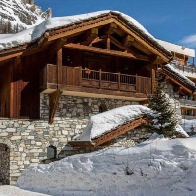 Het luxe Chalet Cachoban is 230m² en heeft een centrale ligging in Val-d'Isère. Dit levendige stadscentrum biedt een breed scala aan bars en restaurants en ligt op slechts 350 meter van je chalet. De skipistes zijn ook op loopafstand (600 meter)