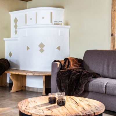 vrijstaande chalet heeft een luxe uitstraling en is van alle gemakken voorzien. Perfect voor een geweldige wintersportvakantie met de hele familie of een club vrienden! De ligging t.o.v. de pistes is ideaal: afdalen kan bijna tot aan de deur van het chalet en de Lechnerberglift ligt op slechts 200 meter afstand.  </p><p>De gezellige woonkamer van Chalet Pistepanorama is comfortabel ingericht met een ruim zitgedeelte met grote