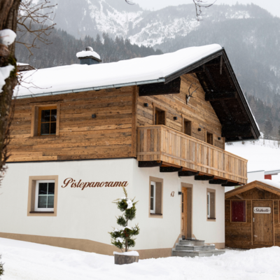 Midden in het sfeervolle centrum van Kaprun en direct naast de Legnerberg skipiste ligt Selections Chalet Pistepanorama. Dit mooie