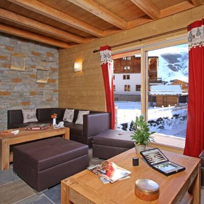 luxe chalet kan heel de familie mee deze wintersport; er is plek voor wel 14 personen. Het chalet is gunstig gelegen in het centrum van Deux Alpes en op slechts 200 meter van de piste en de lift. Of je nu dus gaat skiën of après-skiën