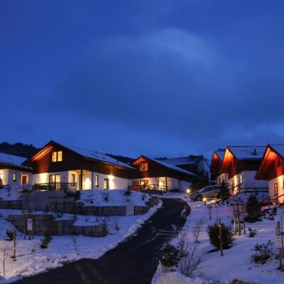 Zoek jij een rustig hotel net buiten Willingen? Dan is Chaletpark Diemelsee iets voor jou! Op dit park staan allemaal characteristieke chalets gebouwd in Alpine stijl. De wintersport sfeer zie je ook terug in het interieur en je voelt je gelijk thuis. Wil je elke ochtend opstaan met lekkere warme broodjes? Maak dan zeker gebruik van de broodbestelservice! Na een dag op de pistes drink je nog gezellig een glas glühwein in de bar en maak je je klaar voor het avondeten. Prik in de avond een vorkje mee in het restaurant van Göbels Seehotel dat zich op 200 meter van het chaletpark ligt. Dit hotel heeft ook een eigen wellnesscenter waar je tijdens je verblijf in Chaletpark Diemelsee gratis gebruik van mag maken. Of je nu met een klein of groot gezelschap reist