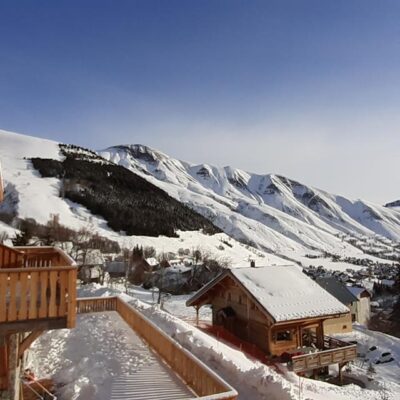 Ga je graag met een grote groep op wintersport en verblijf je graag met z'n allen onder een dak? Dan zijn Chalets Lézami echt iets voor jullie! De chalets liggen net buiten het centrum van Saint-Sorlin-d'Arves en de skilift bevindt zich maar 250 meter van de accommodaties vandaan. Vanuit de chalets heb je een prachtig uitzicht op de bergen en haal je elke dag een frisse neus op het balkon van je chalet. In het dorp zijn verschillende restaurants te vinden waar je 's avonds geniet van een heerlijk diner. Ga je liever zelf aan de slag in de keuken? In het dorp vind je ook een supermarkt waar je allerlei plaatselijke lekkernijen haalt om vervolgens een lekkere maaltijd te bereiden. De chalets zijn modern ingericht en bieden zowel ruimte aan kleine als grote groepen. De chalets zijn van alle gemakken voorzien en er is een parkeerterrein waar je je eigen parkeerplaats krijgt.