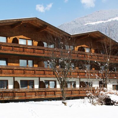 First Mountain Hotel Zillertal staat in het rustige Aschau met de skibushalte naast de deur. 's Ochtends