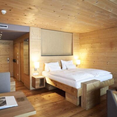 een oase van rust en luxe. Dit houten hotel verwelkomt je met een warm en knus interieur dat je helemaal in de wintersport sferen brengt. Ontspan in de ruime spa met een verwarmd buitenbad