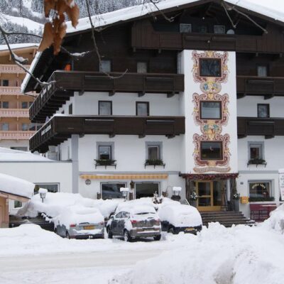 Zeer centraal in het populaire wintersportdorp Gerlos ligt het populaire Hotel Oberwirt. Alle kamers zijn keurig ingericht en voorzien van tv en radio. Het hotel ligt op slechts 200 meter van het centrum en van de skilift. Deze lift brengt je snel naar het centrum van het uitgebreide skigebied van Zillertal Arenal.Na een lekkere dag op de piste kun je meteen de beroemde après-ski van Gerlos induiken. In de gezellige stube van het hotel kun genieten van een glühwein