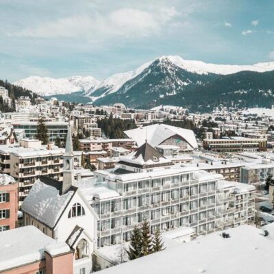 In het Hard Rock Hotel Davos beleef je een unieke en onvergetelijke vakantie. Het is namelijk het eerste Hard Rock Hotel in Europa en dus ook de enige in de Alpen! Het trendy