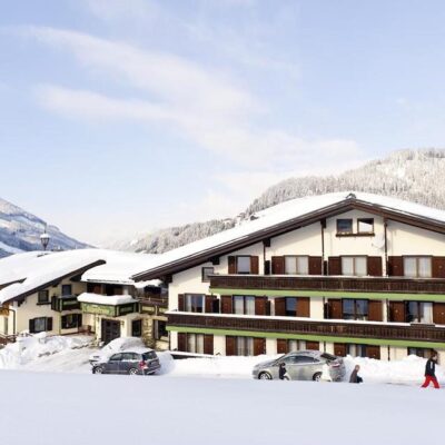 Hotel Alpenkrone ligt hoog gelegen in het pittoreske Filzmoos en biedt een prachtig uitzicht op de omliggende bergen. De kamers zijn elegant ingericht en voorzien van een fijne badkamer en een balkon. In het verwarmde binnenzwembad met uitzicht op de besneeuwde bergtoppen kun je na een dag op de piste nog wat ontspannende baantjes trekken. Zin in wat meer ontspanning? Dan kun je lekker relaxen in de sauna of genieten van een heerlijke ontspannende massage (tegen betaling).