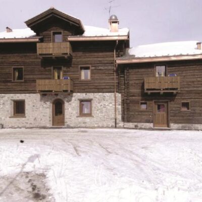 Hotel Baita Cecilia is een authentiek en kleinschalig hotel dat ligt op een heerlijk rustige locatie in het gezellige Livigno. Dit nostalgische hotel ligt op slechts 100 meter van de sklift en de eerste winkels vind je al op 150 meter afstand. De kamers zijn klein