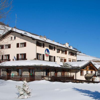 Hotel Banchetta is een gemoedelijk familiehotel op een rustige locatie in het schitterende skigebied van La Via Lattea. Hier voel je je direct helemaal thuis. De piste begint na 150 meter en met voldoende sneeuw kunt je via een eenvoudig pad zelfs terug skiën tot het hotel. Het centrum ligt op 3 kilometer afstand.Bij het inrichten van de kamers is veel gebruik gemaakt van grenen hout en dit geeft een warm gevoel. Daarnaast beschik je over een nette badkamer en