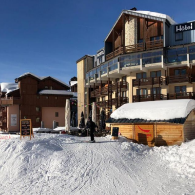 Met trots kunnen we dit jaar dit unieke hotel aanbieden! Bel Horizon ligt in Val Thorens heeft een perfecte ligging: direct aan Plein sud. Op slechts 100 meter van het hotel vind je de Pionniers skilift. Alle kamers zijn eenvoudig ingericht en beschikken allemaal over een eigen badkamer en een balkon met uitzicht op de prachtige omgeving. 's Morgens staat er in het restaurant een lekker continentaal ontbijt voor je klaar