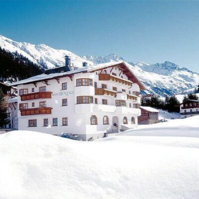 Vlakbij het gezellige centrum van Ischgl ligt het luxe en kleinschalige Hotel Büntali.De kamers zijn stijlvol ingericht en beschikken allemaal over een moderne badkamer en een balkon met uitzicht op de omgeving. De voetgangerszone van Ischgl met vele winkels