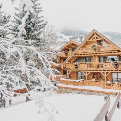 Hotel Chalet Mounier is een prachtig viersterrenhotel aan de rand van het centrum in Les Deux Alpes. Deze authentieke accommodatie is modern ingericht en wordt al jaren gerund door meerdere generaties uit dezelfde familie. Je zult een hartelijk onthaal krijgen waardoor je je gelijk thuis zult voelen.Overnachten doe je in de stijlvolle en comfortabele kamers. Na een goede nachtrust stap je zo op de latten. De skipiste en lift zijn namelijk te vinden op 150 meter afstand van het hotel. Na een dag op de piste kun je genieten van een gastronomische diner in het sterrenrestaurant van het hotel of bijkomen in het wellnesscentrum van het hotel. Trek baantjes in het zwembad