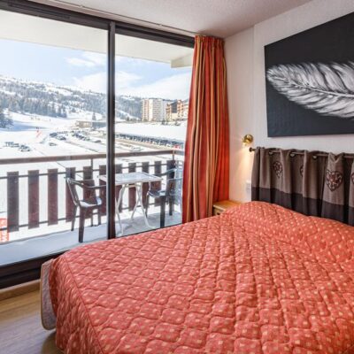 sta je dus al op de ski's om de verschillende afdalingen uit te proberen. <br /><br />De kamers zijn comfortabel en netjes ingericht. Ben je moe na een lange dag op de piste? Breng dan eens een bezoekje aan de vele wellness faciliteiten waar je als gast gratis gebruik van mag maken. Of drink gezellig een drankje in de gezellige bar. Deze is samen met het restaurant recent compleet vernieuwd en heeft nu naast een nieuwe inrichting en een nieuw team ook een nieuwe naam: Red Cap Bar & Restaurant. Er is een compleet overdekt terras