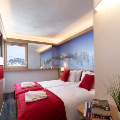 moderne kamer die van alle gemakken is en heb je vanuit het raam een prachtig uitzicht op de Mont Blanc. Na een dagje slalommen is er in het hotel nog genoeg te beleven. Kom tot rust in het wellnesscenter van het hotel terwijl de kinderen zich vermaken bij de kids- of miniclub. Sluit de dag gezellig af met een verfrissend drankje in de bar en kruip daarna lekker onder de wol. Fijne vakantie!</p>