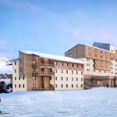 Hotel Club MMV Plagne 2000 is een nieuw hotel in La Plagne Aime 2000. Dit hotel biedt alles voor een welverdiende wintersportvakantie in de Franse Alpen. Je verblijft op basis van volpension; je begint de dag met een goed vullend ontbijt en 's avonds geniet je van een heerlijk Frans diner. Maar dat is niet enige wat Hotel Club MMV Plagne 2000 te bieden heeft. Het hotel ligt direct aan de skipistes