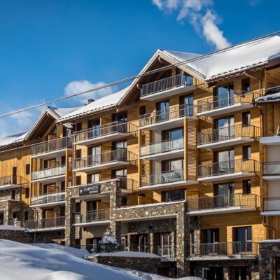 Een wintersport naar Excellent Hotel Daria-I Nor zorgt er in één keer voor dat alle stress van je af glijdt. Het leven van alledag is hier ver weg. Pal aan de piste en op 700 meter van het centrum van Alpe d'Huez ligt het perfecte toevluchtsoord met de absolute wow-factor. Verwennerij van de bovenste plank is hier standaard en dat zie je onder meer aan het bekwame personeel