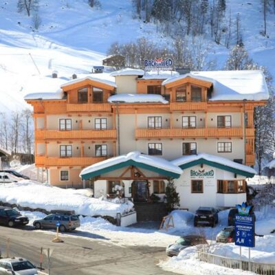 Hotel Der Bachschmied in Maria Alm is dé ideale winterbestemming voor skiërs en snowboarders. Het hotel ligt direct aan de piste en op slechts 20 meter van de skilift