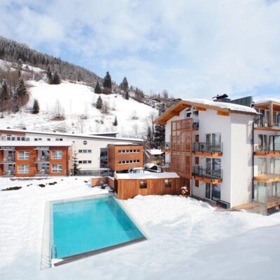 Hotel Der Waldhof ligt op circa 400 meter van het gezellige centrum van Zell am See. Het skigebied ligt op slechts 250 meter afstand en ook de skibus stopt om de hoek. Als er veel sneeuw valt is het zelfs mogelijk om tot aan het hotel terug te skiën.Waldhof beschikt over vele faciliteiten zoals een verwarmd buitenbad