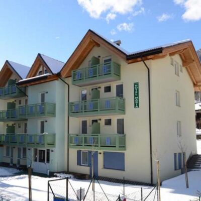 Hotel Garni Maria is gelegen op een rustige maar centrale locatie. Het centrum bevindt zich op ongeveer 500 meter en de bus die je naar de piste zal brengen slechts op een steenworp afstand. Het hotel