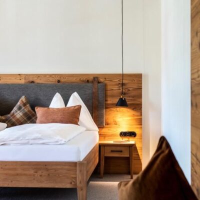 een van de meest populaire skigebieden van de Alpen. Dit luxe hotel is helemaal in boutique stijl ingericht en heeft een ideale ligging: op slechts 100 meter van de skilift en In het centrum. Alle kamers zijn stijlvol en comfortabel ingericht en voorzien van alle moderne faciliteiten. Het hotel heeft ook een award winning restaurant