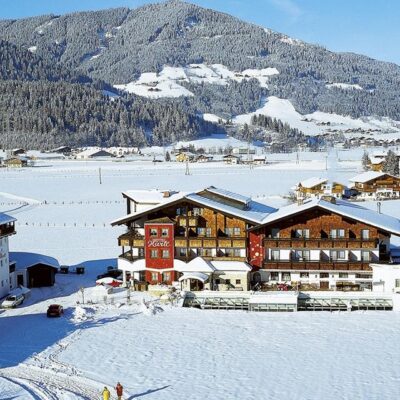 Hotel Hartl heeft een gunstige ligging: op korte loopafstand van zowel het centrum als de skilift. En wat dacht je van alle faciliteiten? Zo kun je na een dag op de pistes een duik nemen in het zwembad of gebruikmaken van de sauna en Turks stoombad. 's Avonds geniet je van een smakelijk diner in het restaurant. Uiteraard kun je ook een bezoekje brengen aan het centrum van Flachau met haar gezellige après-ski. Hotel Hartl is een prima hotel voor een gezellige wintersportvakantie in Flachau!