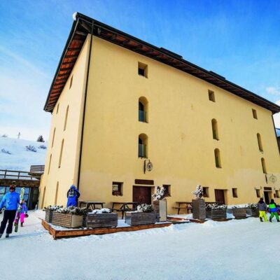 Het historische Hotel La Mirandola ligt in Passo del Tonale en diende vroeger als hospice. Het hotel is maar een paar meter verwijderd van de piste