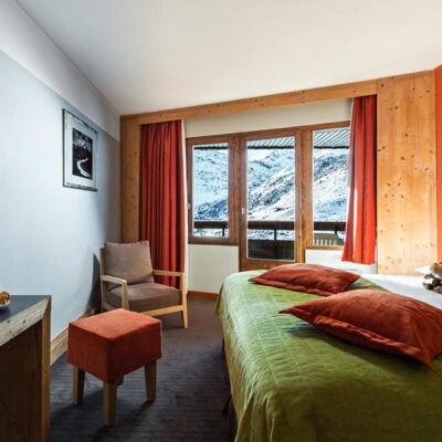 modern hotel in Les Menuires. Het ligt direct aan de piste en naast de skilift. Na een lekker ontbijtje loop je fris en fruitig naar de piste om te genieten van een prachtige dag in de sneeuw. Na een sportieve dag is het hier weer fijn thuiskomen. Warm op in het fijne wellnesscenter of neem een lekker drakje bij de bar