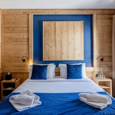 dus je kunt meteen beginnen met skiën of snowboarden. De ruime kamers zijn voorzien van alle comfort voor een ontspannen verblijf. In het restaurant geniet je van heerlijke Franse gerechten. En in de bar kun je na een dag op de piste gezellig napraten met je vrienden.