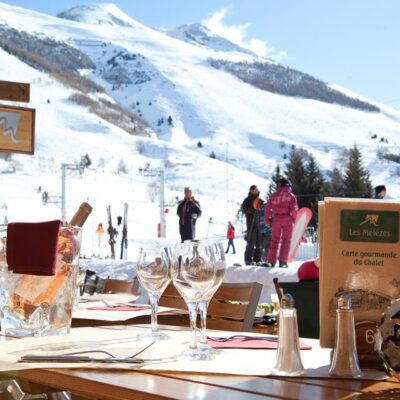 Voor een skivakantie in Les Deux Alpes zit je bij Hôtel Les Mélèzes helemaal goed. Zodra je hier binnenloopt ervaar je meteen de knusse sfeer die er heerst. De ligging kan niet beter: direct aan de voet van de piste en 30 meter van de skilift