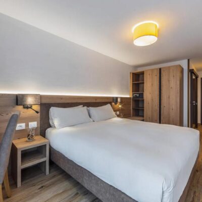 wellness hotel met een zeer centrale ligging in Folgarida. Het ligt middenin het gezellige centrum Folgarida en op 250 meter van de skilift. De kamers zijn allemaal ruim