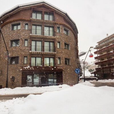 Hotel Magic Ski ligt midden in het centrum van La Massana en is gevestigd in een mooi en charmant gebouw. De gondel van La Massana