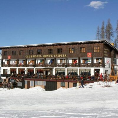 Hotel Monte Triplex ligt direct aan de skipistes van Via Lattea op 2170 meter hoogte. Dit charmante hotel heeft een goed restaurant