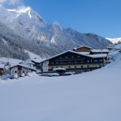 Hotel Panorama heeft een ideale ligging; midden in het centrum van Finkenberg en slechts 100 meter van de Almbahn skilift. Hier bevindt zich ook de après-ski. De kamers in zijn eenvoudig