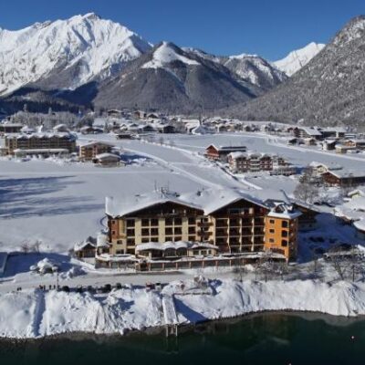 In het centrum van Pertisau ligt het luxe en kindvriendelijke Hotel Post am See. De pistes en liften beginnen op 400 meter en de langlaufers kunnen na 50 meter al de eerste loipe op. Naast het hotel stopt de skibus die ervoor zorgt dat jij snel jouw eerste afdaling kunt maken.Na een dag buiten kom je weer helemaal tot rust in de sfeervolle